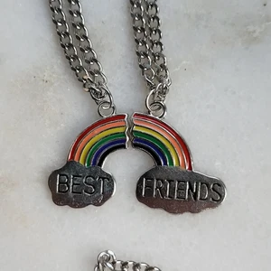 Best Friends Halsband nya - 2 stycken bästa vänner halsband. Silverpläterad kedja .