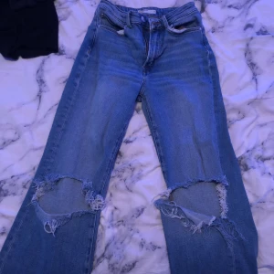 Jeans  - Ett par blåa jeans, bra skick men är lite kortare ner till, men inget man tänker på.❣️