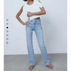 Zara jeans - Vanliga mid rise jeans från zara i en ljusblå färg💙 superfina men kommer inte till användning