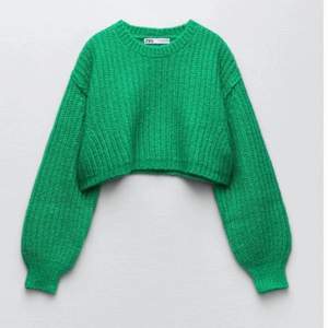 Säljer denna gröna cropade tröjan från zara som är slutsåld. Den är använd två gånger så skulle säga att den är i nyskick. Nypris 299kr. 