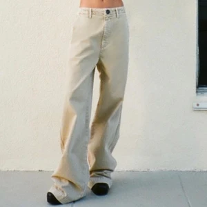 Trendiga lågmidjade byxor  - Jättefina beiga byxor från Zara, aldrig använda har endast provat. De e långa i benen, jag är 172 och de är hela vägen ner till golvet 😍 budgivning om de behövs