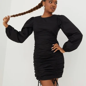 Klänning - Helt ny jättesnygg klänning! 😍🎉passar perfekt till både fest och middagar mm. Storlek 34!!🤍