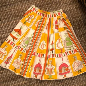 Hemsydd kjol i retro tyg - Hemsydd kjol i retro tyg, tyvärr är dragkedjan trasig. Laga eller använd tyget till att sy något nytt!  