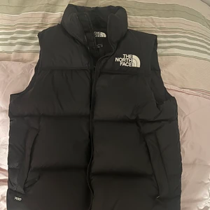 The north face  - Säljer min jättefina väst då den inte kommer till användning längre. Jag är s vi vanliga fall och den är parfekr för mig ❤️ ny pris 2000kr