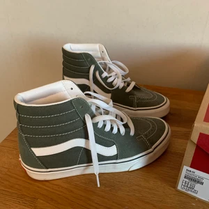 Höga vans - Säljer ett par gröna höga vans i nyskick. Storlek 38. Kommer ej till användning. Köpta på zalando för 999kr. Köpare står för frakt. Kom gärna med egna bud!