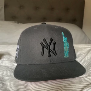 New Era Yankees keps  - Använd ca 2 veckor men är för stor. Är i gott skick och st 59,6