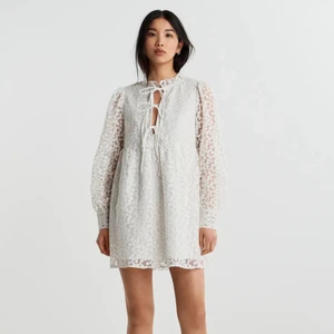 Vit klänning  - Säljer denna slutsålda super fina Dea dress från Gina ticot som passar super bra som studentklänning eller till annat. Den har super fina blommor som detaljer över klänningen Säljer då jag hittade en annan studentklänning jag gillar mer. Köparen står för frakt. Budgivning om flera intresserade. Köp direkt för 600 kr