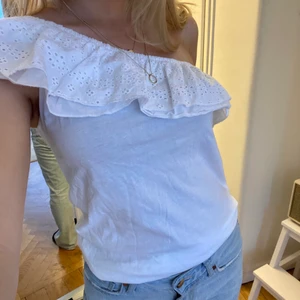 Vit topp - Vit så söt topp från Lindex strl Xs/s. Endast använd en gång, nyskick!