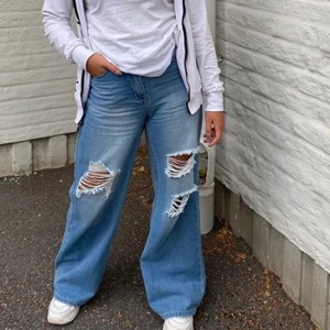 Jeans stl 36/s - Säljer dessa otroligt fina jeans som tyvärr är försmå för mig! Det är använda några gånger men inga defekter och väldigt sparsamt använd!