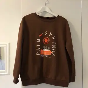 brun sweatshirt, med färgglatt tryck, från shein. storlek M, men passar även S 🤍