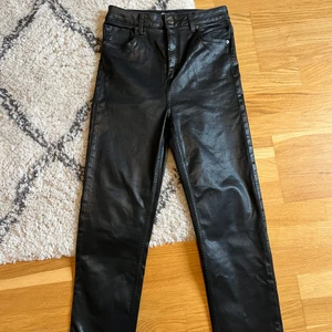 Raka skinnbyxor - Raka byxor i skinnimitation från asos, sjukt snygga men tyvärr inte min stil! Använda fåtal gånger 💓
