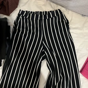 Randiga byxor  - Randiga byxor från Gina tricot, kan användas både som finbyxor och mjukisar så sköna dem är! Säljer för jag tycker dem är för korta på mig som är 175🥰