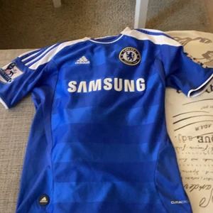 Chelsea match tröja - Inte använt mycket, fint skick, lite defekter på vänstra armmärket, skriv privat för egna bilder❤️