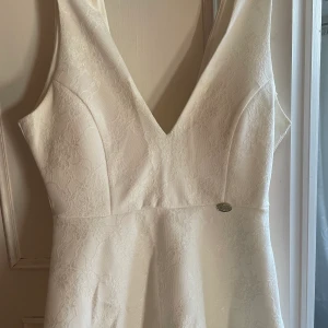 Student/avslutning klänning - En annan klänning från bubbleroom st 40 nypris 599 också använd 1 gång säljs 400kr