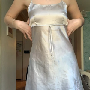 Siden nattlinne  - Jätte gulligt siden nattlinne från Lindex! Det är köpt på Sellpy och jag har bara provat den. Jag vet inte vad den mystiska fläkten på framsidan är utan den var så när jag fick hem den från Sellpy. Den har jätte finna inbråderade blommor längs kanten! Skriv privat för fler bilder!<3