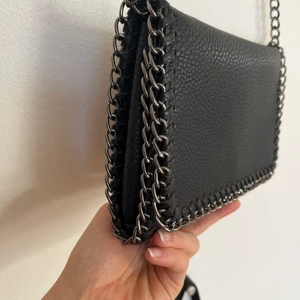 Svart väska - Svart väska med snygga kedje-detaljer!! Passar till allt verkligen. 👌🏼