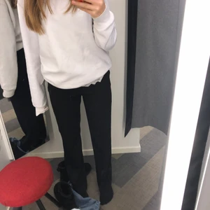 Kostymbyxor  - Finna ganska lågmidjade kostymbyxor! Jag är runt 170 och de är bra längd, nästan oanvända💗