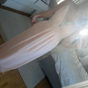 Festklänning  - Festklänning i aprikosrosa köpt för 1500kr använd 1 gång. Köparen står för frakt