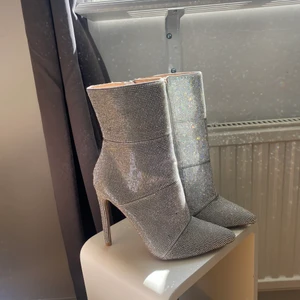 KLACKAR - Intressekoll på mina otroliga steve madden klackar. Aldrig använda utan enbart stått som prydnad. Storlek 36!