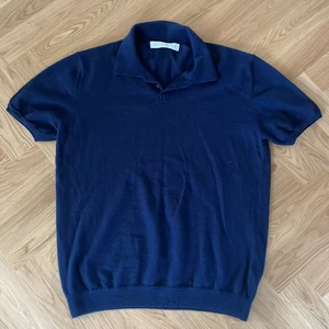 Mörkblå 100% CASHMERE piké  - Stilren mörkblå cashmere piké i mycket fint skick! (Nyskick) Säljer denna eftersom jag inte använder den. Skriv om ni har funderingar eller frågor! Passar både man som kvinna. Passar både S/M