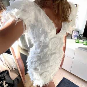 Superfin unik vit klänning, perfekt till studenten och sommarn! Köpt här på plick men passade inte mig, säljer därför den vidare nu! (lånade bilder från @annaryott)❤️ 