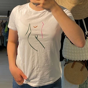 NA-KD t-shirt - Vit t-shirt från NA-KD med tryck i storlek S. Stor garderobsrensning så kolla gärna in mina andra plagg, samfraktar gärna :) 