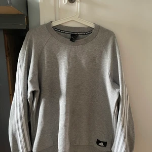 Adidas tröja  - Väldigt fin Adidas tröja i fint skick, använd fåtal gånger.