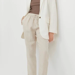 Linnebyxor  - ! Byxorna finns fortfarande kvar! Säljer dessa linnebyxor från hm! Storlek S , oanvända💞 är ca 167cm och dom sitter bra på mig beroende på hur man har dom i midjan💞  köp för 300+frakt 