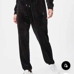 M - Säljer mina juicy för jag inte behöver dom mer dom är i storlek M