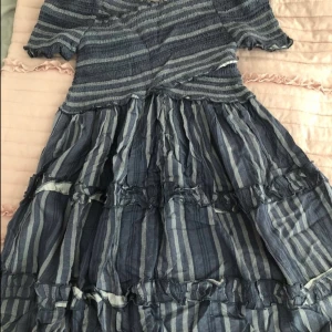 BLÅ KLÄNNING  - En läcker klänning som inte alls är använd även denna köptes i fel storlek 