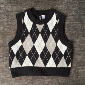 Rutig väst - Enkel tröja i storlek xs. Inga fläckar och endast använd några enstaka gånger.