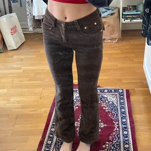 Bruna lågmidjade manchester  - Najs bruna Manchesterbyxor som är lågmidjade 😻