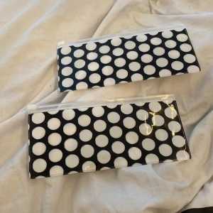 Zip baggar  - Zippbagar. Aldrig använda. Inte de finaste men rymliga och ”kedjan” håller. 10kr/styck.