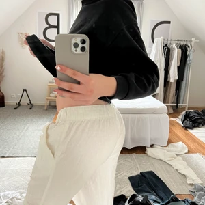 Linnebyxor  - Linnebyxor köpta second hand! Jättefina till sommaren på landet💘 mycket skönt material och använda 2-3 gånger (inga fläckar/defekter) för något å sen, skriv ifall du är intresserad👋🏻