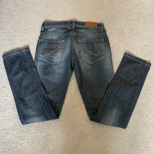 Jeans - Superfina lågmidjade jeans som är raka i modellen! Midjemått: 87cm, innerbenslängd: 86cm. Säljer endast vid bra bud, buda eller köp direkt för 800kr