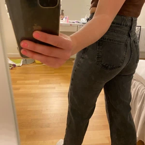 Jeans Bikbok - Säljer dessa skitsnygga jeans från bikbok i jättesnygg tvätt💕svart/gråa i storlek 24. Jättebra skick, kommer bara inte till användning längre! De har töjt ut sig men har satt på en egen metallknapp så de blir tajtare i midjan ❤️‍🔥