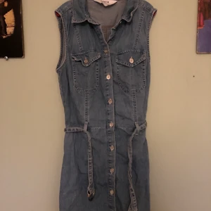 Jeansklänning - Snygg kortärmad jeansklänning med skärp som man kan byta ut!