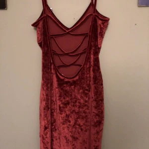 Sammets-klänning - Suuupersnygg rosa klänning av sammetstyg från NA-KD som passar perfekt till fest! Så cool rygg!