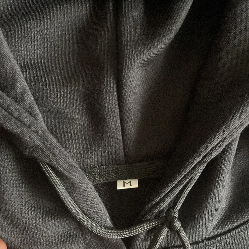 Säljer min shein hoodie då den ej används. Köpt nyligen så den är i bra kvalité! Storlek M men passar S. Hoodies.