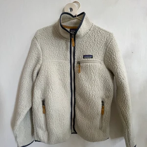 Patagonia fleece - Patagonia fleecetröja i begagnat men fint skick. Inga fläckar eller skador. 