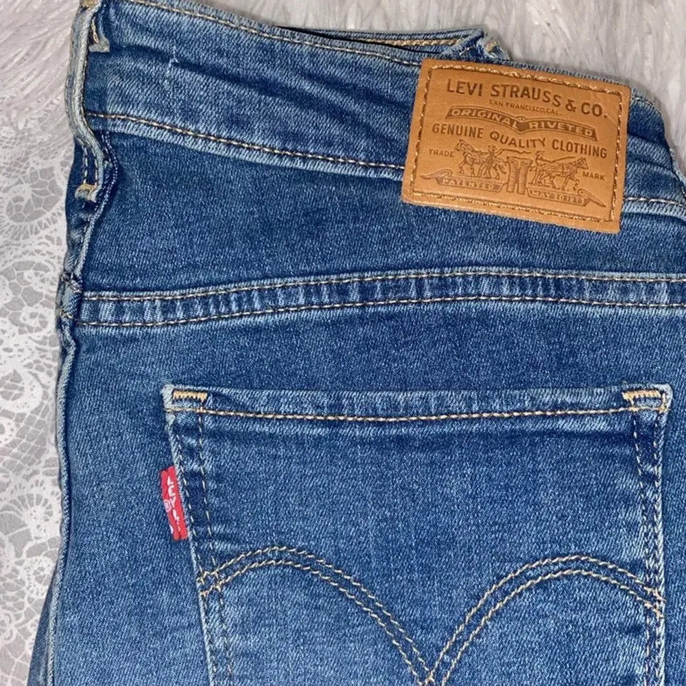 Levis jeans som är använda max 1 gång! Nypris 1149. Säljer pga för korta i benen för mig som är 1,68.   . Jeans & Byxor.