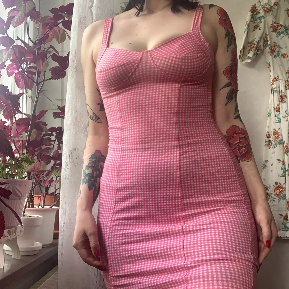 Rosa gingham vintage klänning i 90-tals stil, känns som något Pamela Anderson skulle kunna ha på sig 💖. Klänningar.