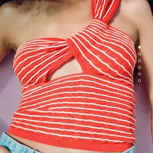 Zara topp - Helt oanvänd topp från zara, säljs pga inte min stil:) köp direkt för 300kr plus frakt 