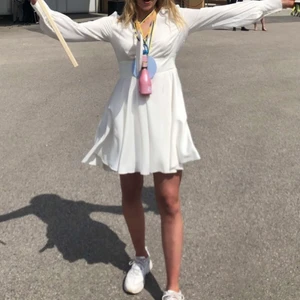 Studentklänning  - Vit klänning som passar till student eller skolavslutning. Endast använd en gång så i fint skick!💫 material av bra kvalitet, känns lyxigt! 😋 paketpris vid köp av fler plagg & priset kan diskuteras!💛 kika gärna in mina andra annonser också✨✨