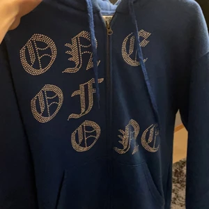 One of one zip tröja  - One of one tröja i storlek M med sjukt bra cond, alla stenar kvar och inga fläckar!