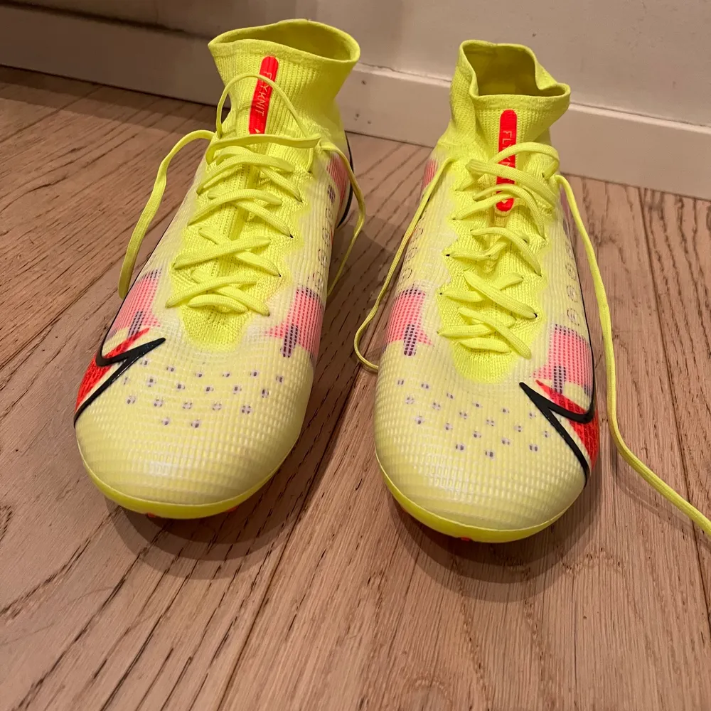 Säljer mina Nike Mercurial Superfly 8 på grund av att Nike skor inte passar mina fötter, har endast gjort en träning med dom, så att dom är som helt nya. Storlek 45,5. Kan tänka mig att släppa dem lite billigare vid ett snabbt bud. Skor.