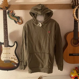 Levis hoodie - Grön Levis hoodie storlek M köpt på carlings för ca 2 år sedan. Har klippt av tvättetiketen men tror att de tvättas i 30-40 grader. Bra skick. Lite smalare passform. Jag är 177 cm lång och väger 76 kg för referens i andra bilden. Tar swish eller kontanter. Möts upp i Lund.