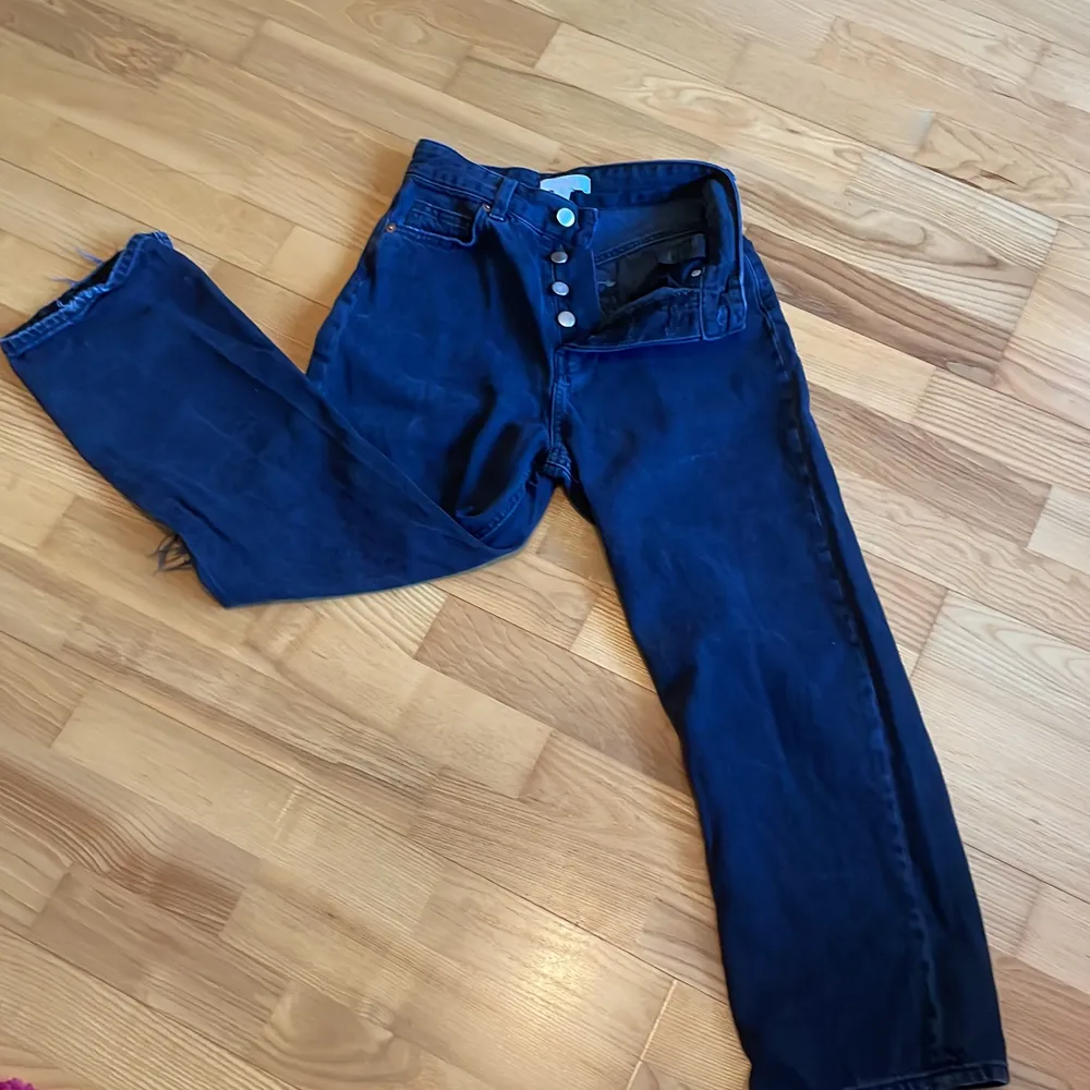 Jeans fån HM storlek 36 jätte sköna och ett hål. Frakt ingår. Jeans & Byxor.
