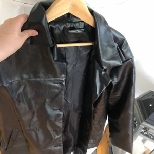 Läder kavaj - En snygg helt ny läder kavaj! På mig är den ganska oversize är vanligtvis M/L! Strl L!