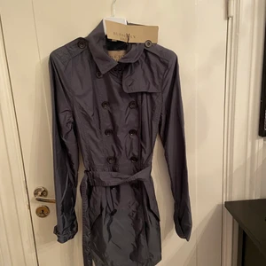 Burberry kappa  - En original Burberry kappa köpt på NK. Den är liten i storlekeken den kommer passa som är 34,36,38 i storlek.